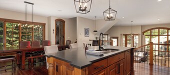 Ski-in retreat w/ hot tub & fireplace
