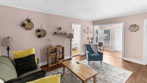 TV - Blushing Bungalow (Birmingham)