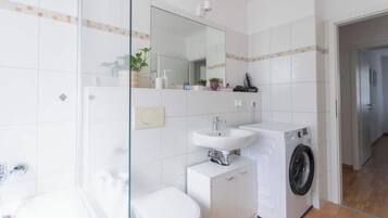 Haartrockner, Handtücher, Seife, Shampoo