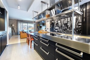 Fridge, microwave, stovetop, dishwasher - Dimora Einaudi - Two Bedroom Apartment, Sleeps 4 (Alba)