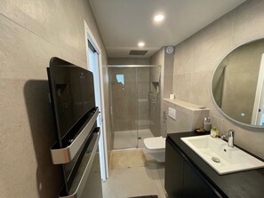 Haartrockner, Handtücher, Seife, Toilettenpapier