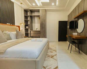 Een kluis op de kamer, een bureau, een laptopwerkplek