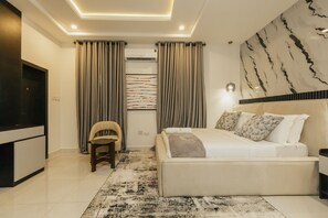 Een kluis op de kamer, een bureau, een laptopwerkplek