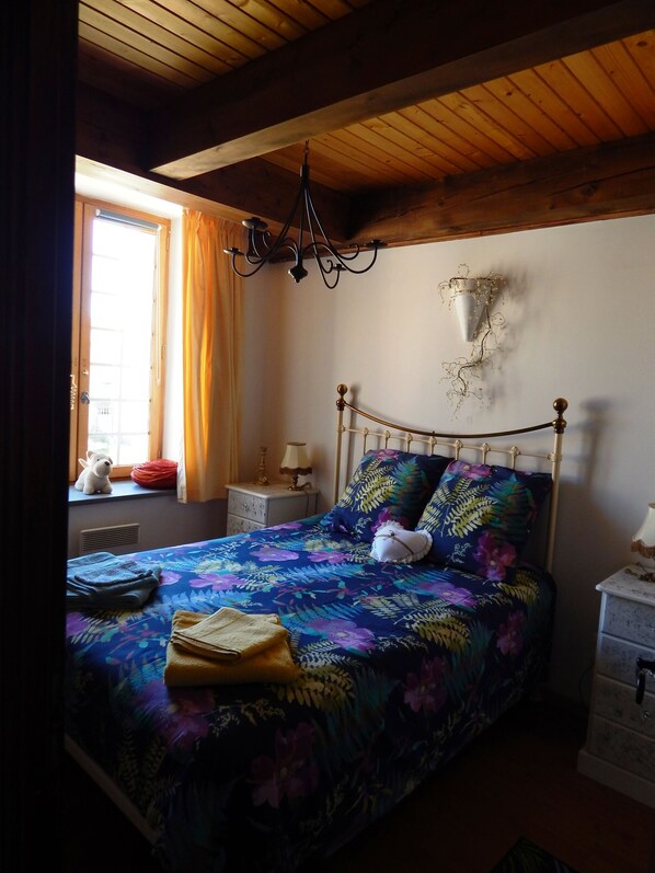 3 bedrooms, desk, iron/ironing board, bed sheets