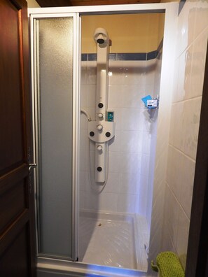Shower, eco-friendly toiletries, hair dryer, towels - Château winery "la bâtisse" le minervois (La Redorte)