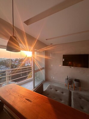 Loft 305 | Zona de estar | Una televisión de pantalla plana
