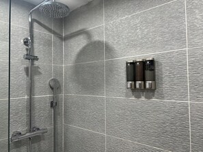 Haartrockner, Handtücher, Seife, Shampoo