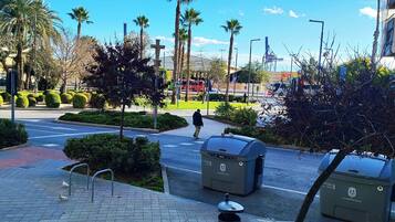 MIXED ROOM FOR 16 PERSONS | Biancheria da letto di alta qualità, copriletto in piuma, una scrivania