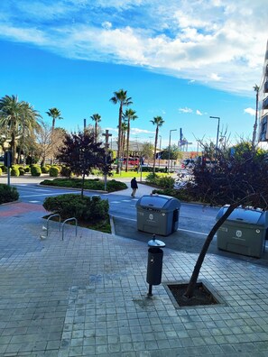 MIXED ROOM FOR 16 PERSONS | Premium bedding, down duvets, desk, laptop workspace - Hostel Dos Estaciones (Alicante)