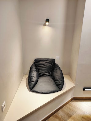 MIXED ROOM FOR 16 PERSONS | Ropa de cama de alta calidad, edredones de plumas, escritorio