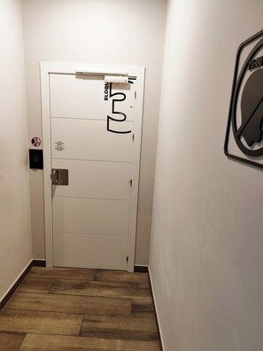 MIXED ROOM FOR 16 PERSONS | Premium bedding, down comforters, desk, laptop workspace - Hostel Dos Estaciones (Alicante)