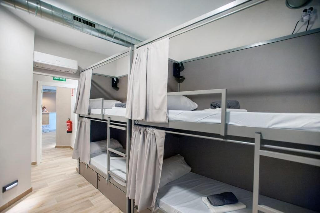 MIXED ROOM FOR 16 PERSONS | 高档床上用品、羽绒被、办公桌、笔记本电脑工作区