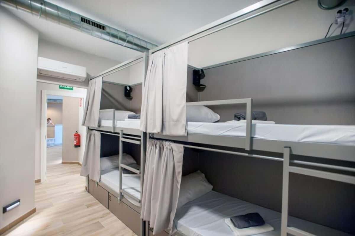 MIXED ROOM FOR 16 PERSONS | Sengetøy av topp kvalitet, dundyner og skrivebord