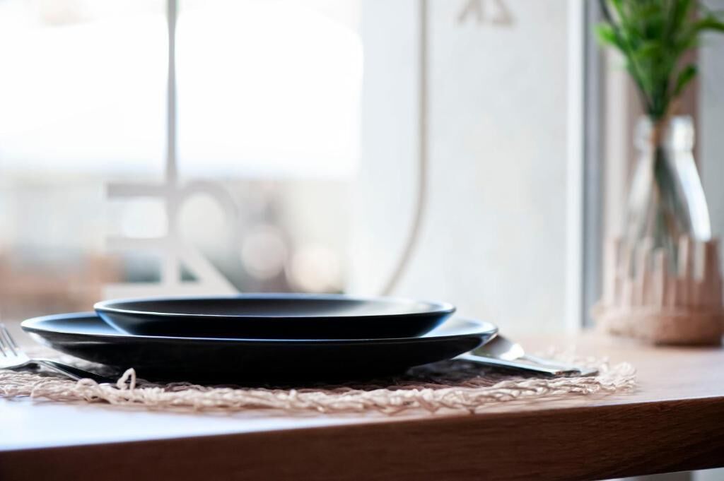 Frigorífico, microondas, lavavajillas y utensilios de cocina