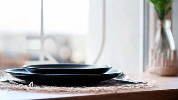 Frigorifero, microonde, lavastoviglie, pentole/stoviglie/utensili