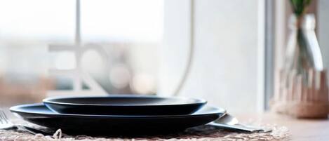 Frigorífico, microondas, lavavajillas y utensilios de cocina