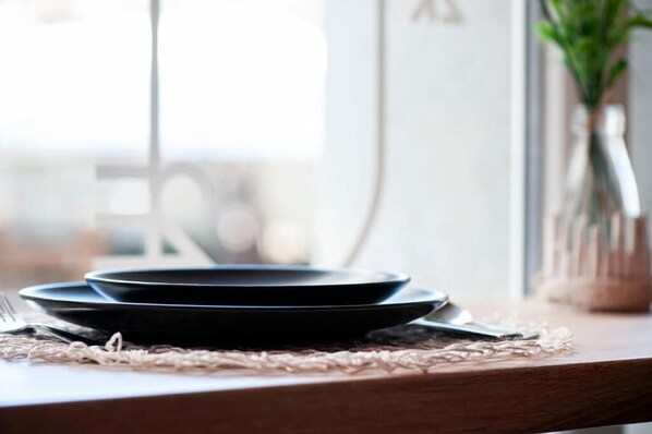 Fridge, microwave, dishwasher, cookware/dishes/utensils - Hostel Dos Estaciones (Alicante)