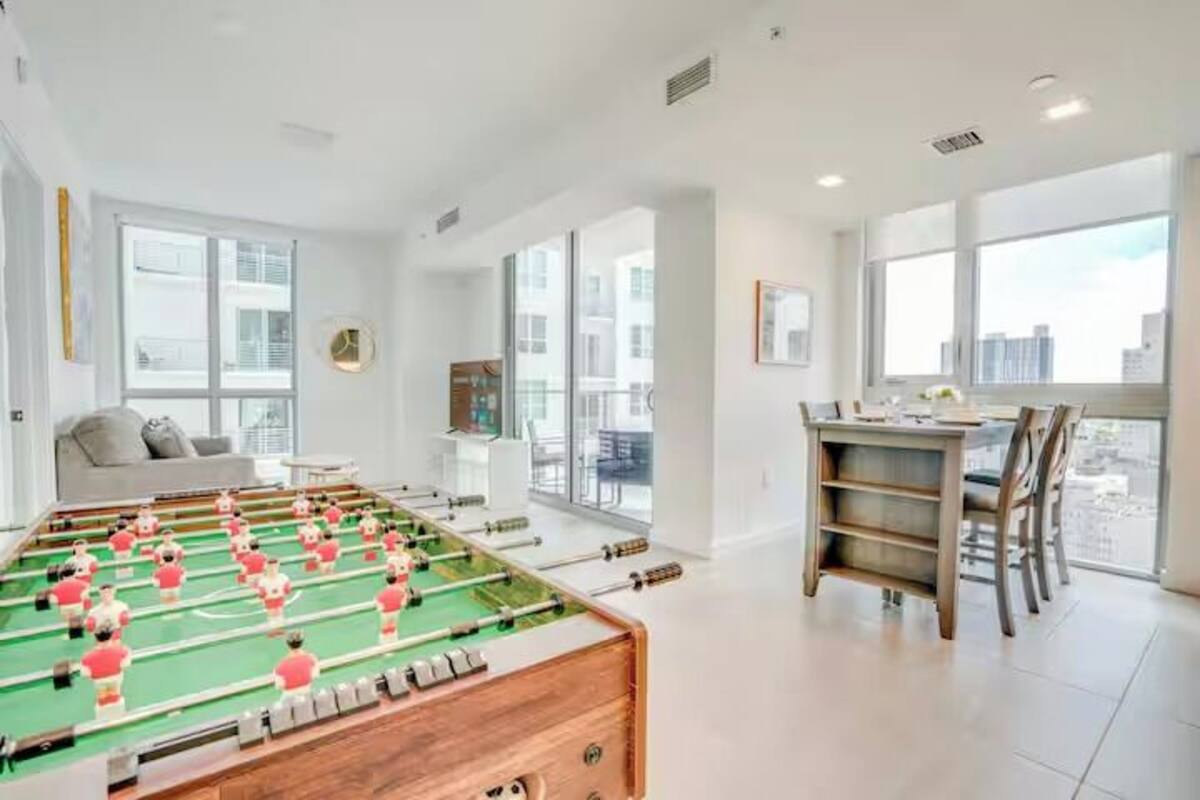 Condo panoramique, 1 chambre, vue partielle sur la mer | Aire de séjour | Téléviseur connecté de 55 po avec télévision numérique, Netflix