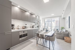 Signature appartement, balkon, uitzicht op de stad | Privékeuken | Een koelkast met diepvriezer, een microgolfoven, een oven, een kookplaat