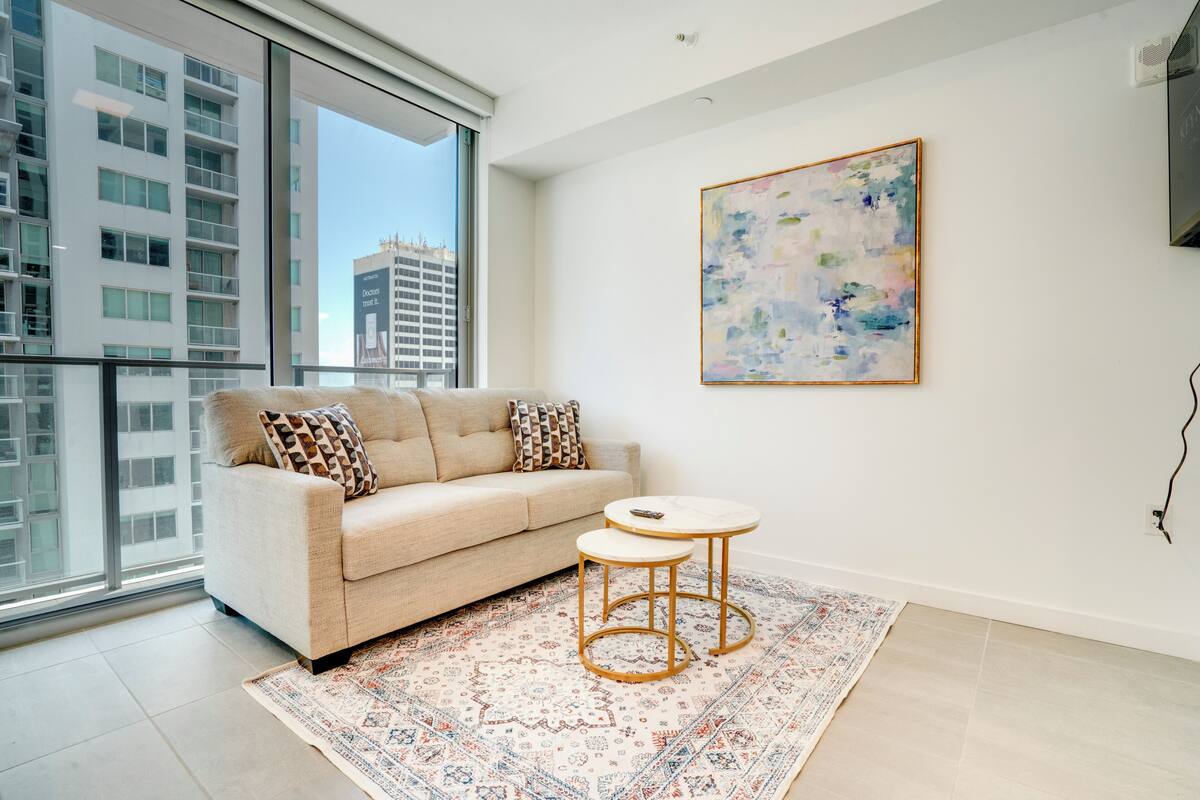 Suite studio luxueuse, 1 grand lit et 1 canapé-lit, balcon | Aire de séjour | Téléviseur connecté de 55 po avec télévision numérique, Netflix