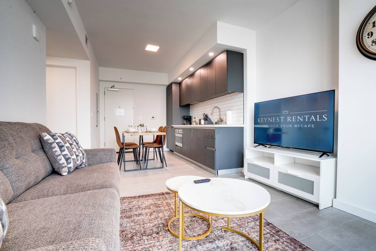 Condo Deluxe, 1 très grand lit et 1 canapé-lit, balcon, vue sur la ville | Aire de séjour | Téléviseur connecté de 55 po avec télévision numérique, Netflix