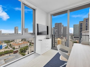 Familie appartement, 2 slaapkamers, uitzicht op de stad | Woonruimte | Een 55-inch smart-tv met digitale zenders, Netflix en streamingdiensten