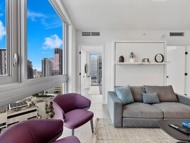 Familienapartment, 2 Schlafzimmer, Stadtblick | Wohnbereich | 55-Zoll-Smart-TV mit Digitalempfang, Netflix, Streaming-Dienste