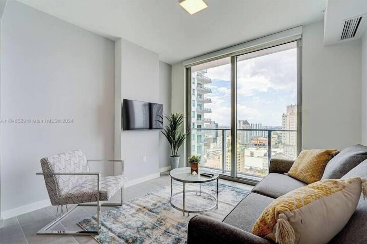 Condo classique, 1 très grand lit et 1 canapé-lit, non-fumeur, balcon | Aire de séjour | Téléviseur connecté de 55 po avec télévision numérique, Netflix