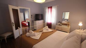 House | 3 bedrooms, desk