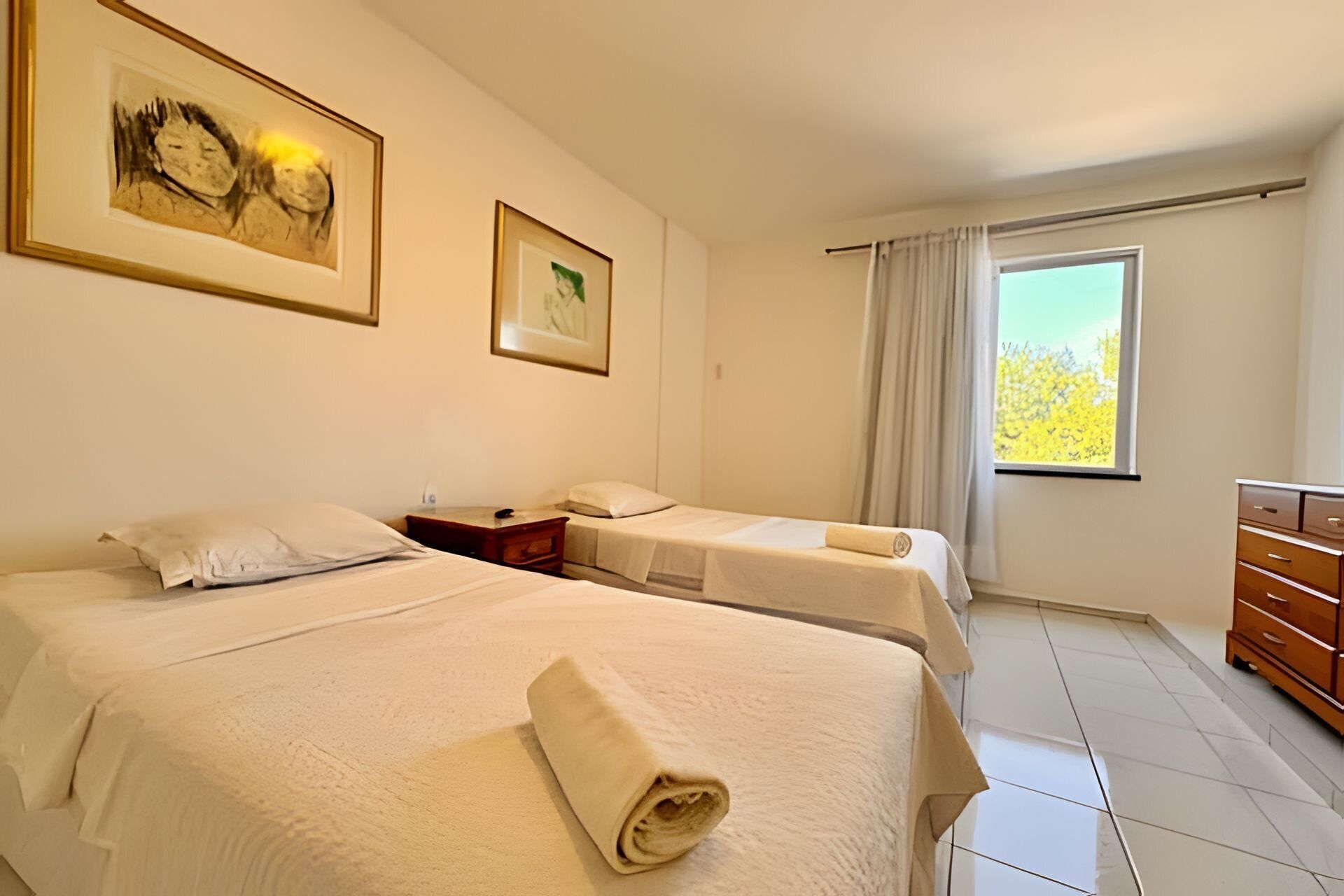 Apartamento conforto | Espaço de trabalho para notebook, cortinas blackout