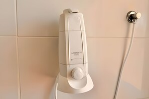 Shower, rainfall showerhead, hair dryer, towels - Ghram Hill - By Be Happy (Fortaleza)