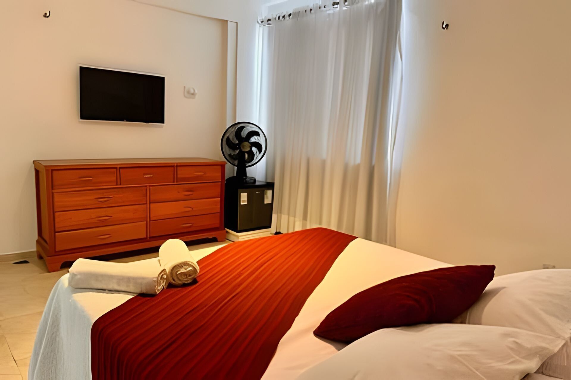 Suíte standard | Espaço de trabalho para notebook, cortinas blackout