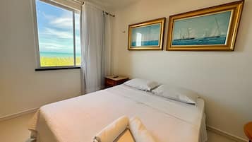 Apartamento família | Espaço de trabalho para notebook, cortinas blackout