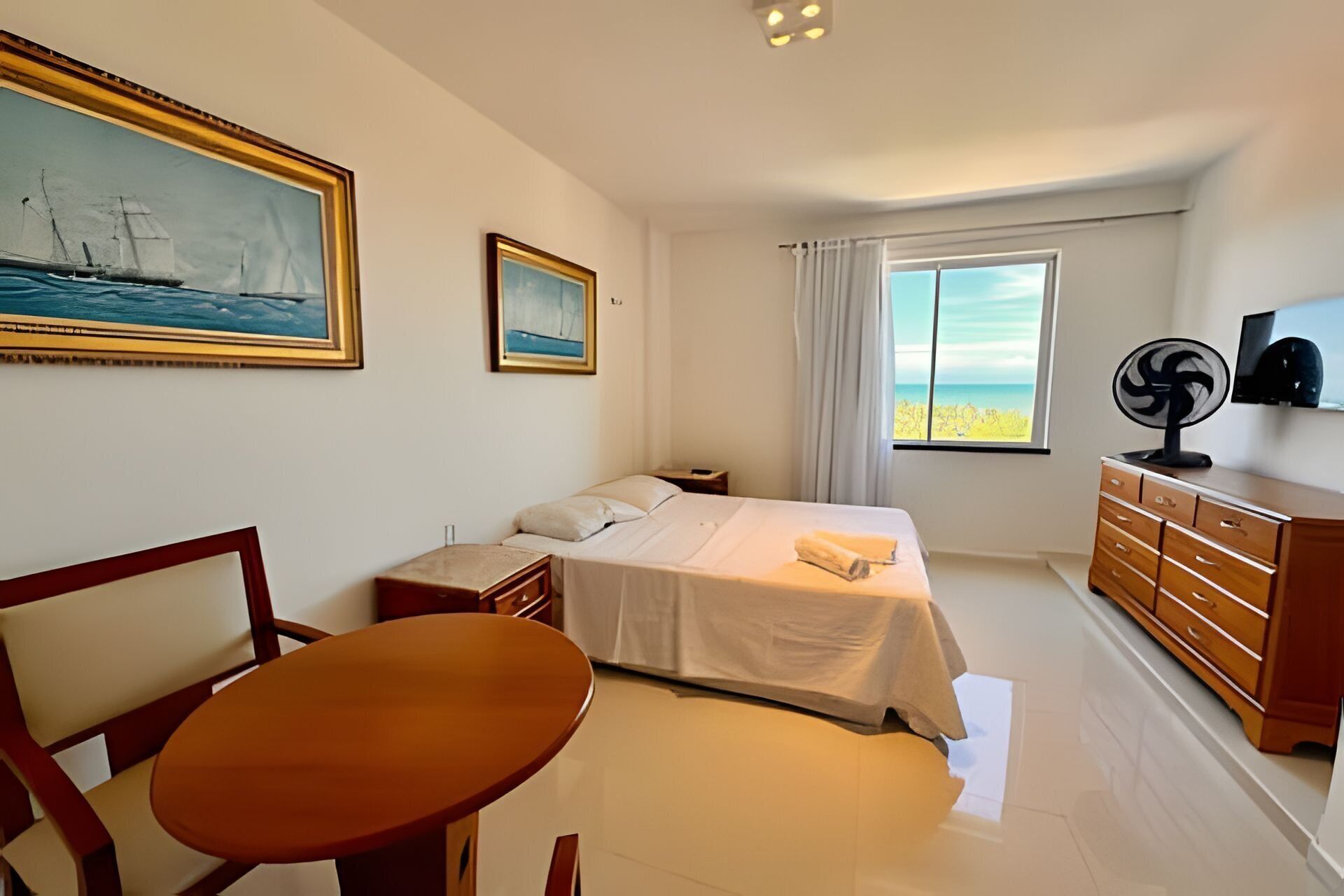 Apartamento família | Espaço de trabalho para notebook, cortinas blackout