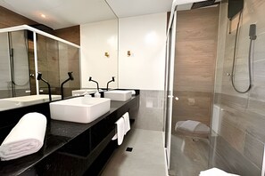 Panoramic Suite | Bathroom | Shower, rainfall showerhead, hair dryer, towels - Ghram Hill - By Be Happy (Fortaleza)