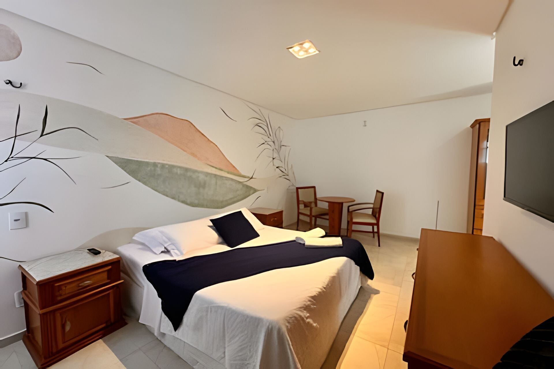 Suíte sênior | Espaço de trabalho para notebook, cortinas blackout