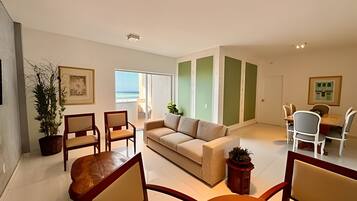 Apartamento premium | Área de estar | Smart TV 32 polegadas com canais digitais, serviços de streaming