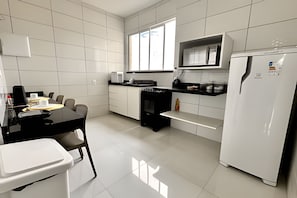Tủ lạnh, lò vi sóng, bàn ăn