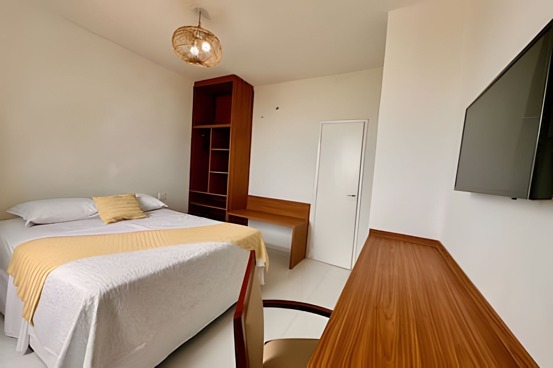 Suíte conforto | Espaço de trabalho para notebook, cortinas blackout