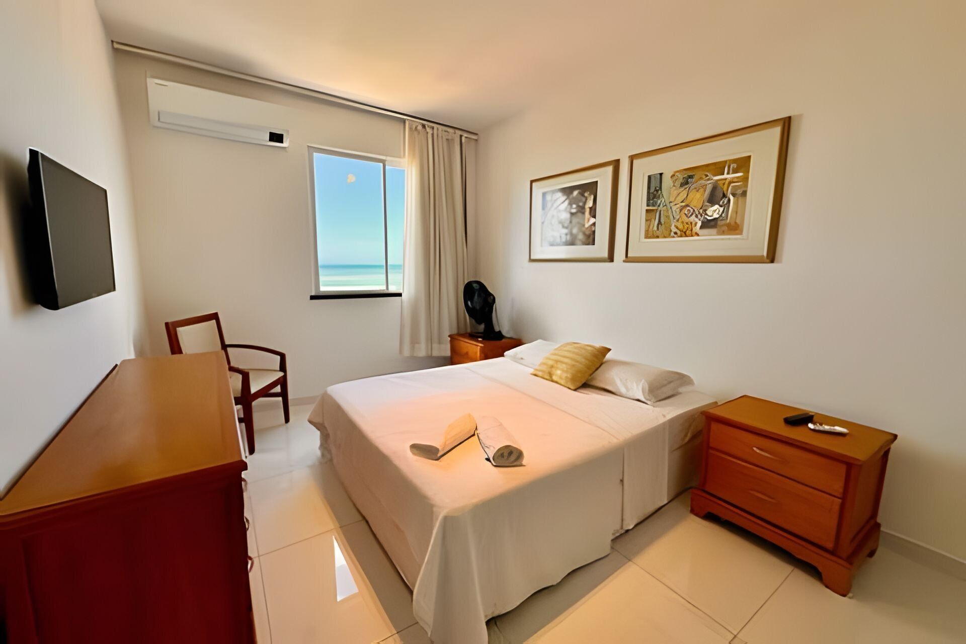 Apartamento premium | Espaço de trabalho para notebook, cortinas blackout