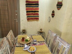 Dining - Berbèr dishes/pool/steps from beach/super location/2 balcony/luxury service (Essaouira)