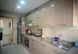 Fridge, oven, stovetop, coffee/tea maker