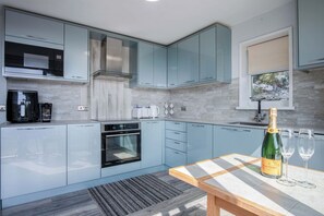 Een koelkast, een microgolfoven, een oven, een kookplaat