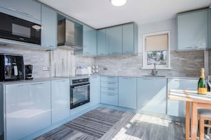 Fridge, microwave, oven, stovetop - Lundy Lodge 1 Bedroom Annex Rhossili (Swansea)