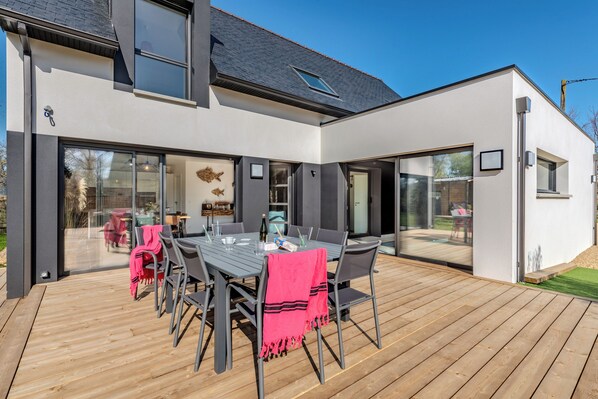 Outdoor dining - Villa with heated indoor pool, south brittany, fouesnant les glénan  (Fouesnant)
