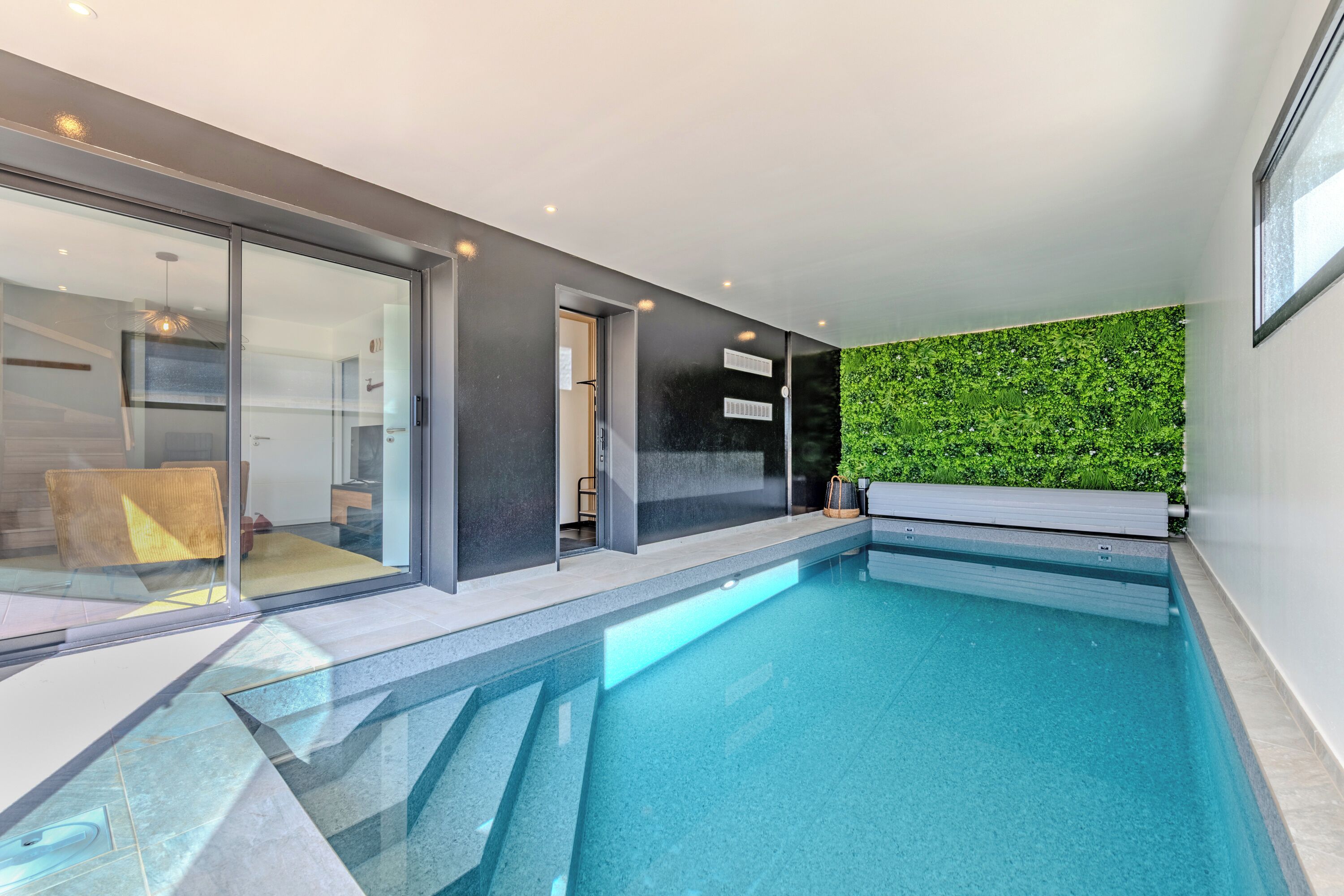 من حمّامات السباحة المغطاة، حمّام سباحة مُدفَّأ