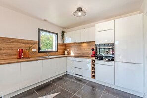 Fridge, microwave, stovetop, dishwasher