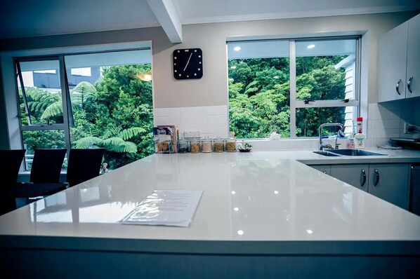 Een koelkast, een microgolfoven, een oven, een kookplaat