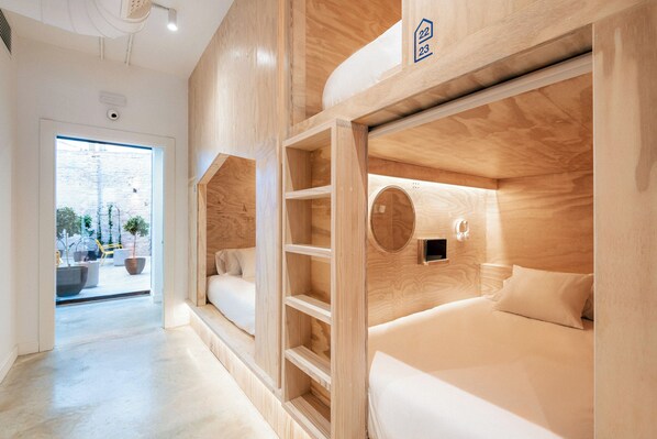 A modern hotel room with wooden walls, a large window, and a circular skylight. - Colo Colo. The Smart Hostel Valencia (Valencia)