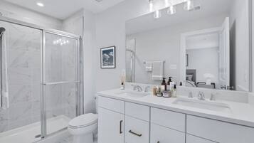 Douche, serviettes fournies, savon, shampoing